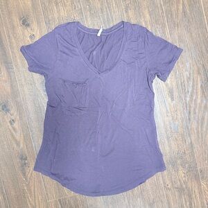 Z SUPPLY V NECK POCKET PLUM TEE SHIRT